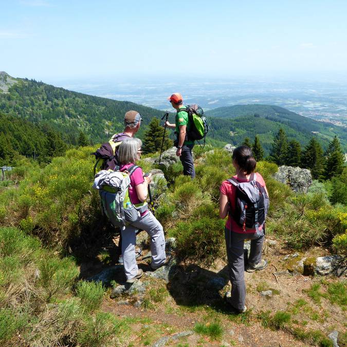 Randonneurs sur le Crêt de l'Oeillon, Parc naturel régional du Pilat.